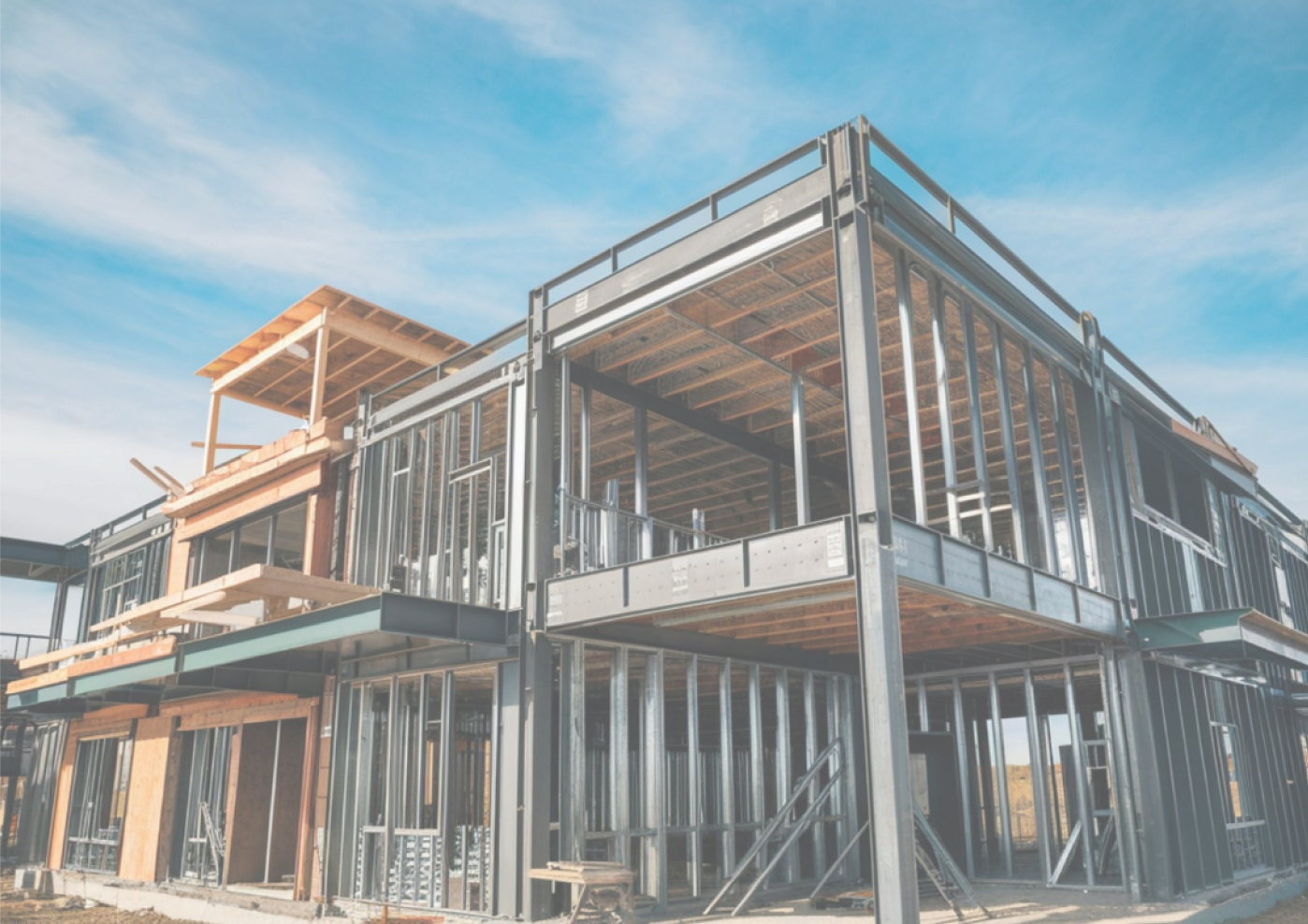 Estructura de casa en construcción con sistema de acero y madera